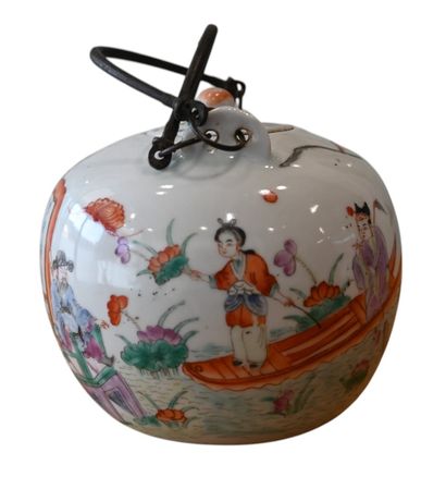 Théière en porcelaine de Chine, famille rose...
