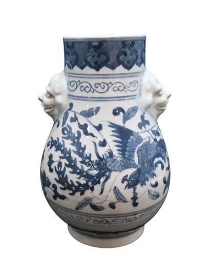 Vase en porcelaine chinoise bleu et blanc,...