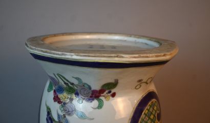 Grand vase balustre en porcelaine famille...