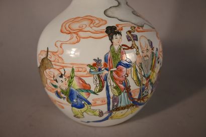 Vase en porcelaine famille rose, Chine, XXᵉ...