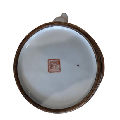 Théière en porcelaine de Chine, famille rose...