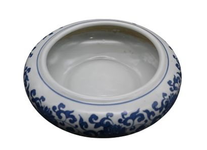Brosse à laver en porcelaine bleue et blanche,...