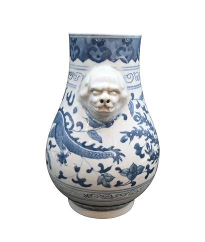 Vase en porcelaine chinoise bleu et blanc,...
