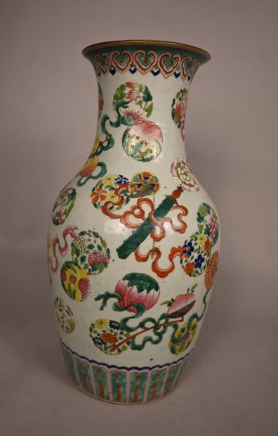 Vase balustre en porcelaine de Canton à décor...