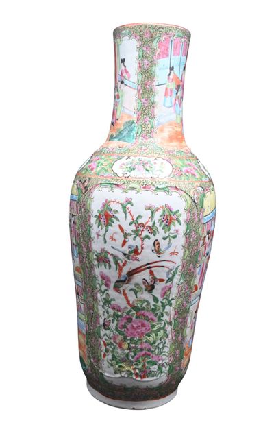 Vase balustre en porcelaine de Canton à décor...