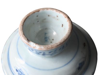 Coupe sur pied en porcelaine bleue et blanche,...