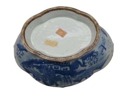 Plat ovale en porcelaine bleue et blanche,...