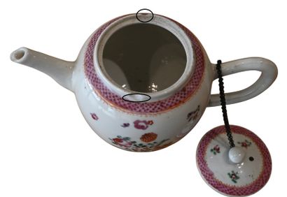 Théière en porcelaine de Chine, décor famille...