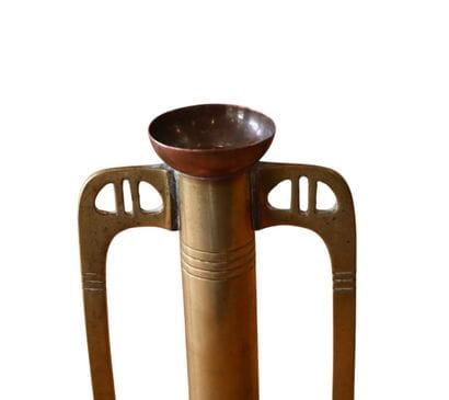 Petit vase à deux anses en cuivre et laiton...