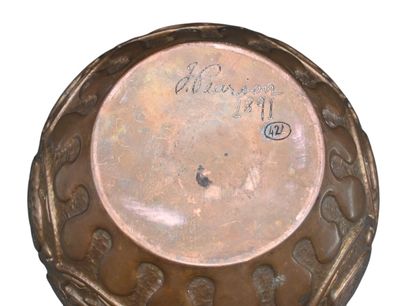 Vase en cuivre martelé signé J. Pearson,...