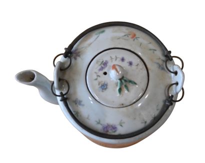 Théière en porcelaine chinoise famille rose...