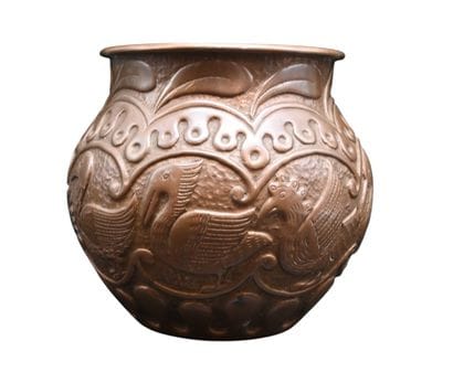 Vase en cuivre martelé signé J. Pearson,...
