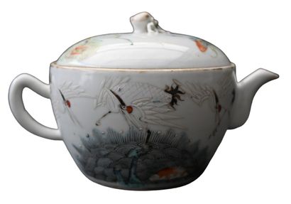 Théière en porcelaine de Chine famille rose,...