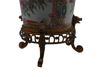 Vase en porcelaine de Canton à monture en...