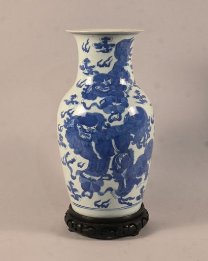 Vase chinois en porcelaine bleu et blanc...