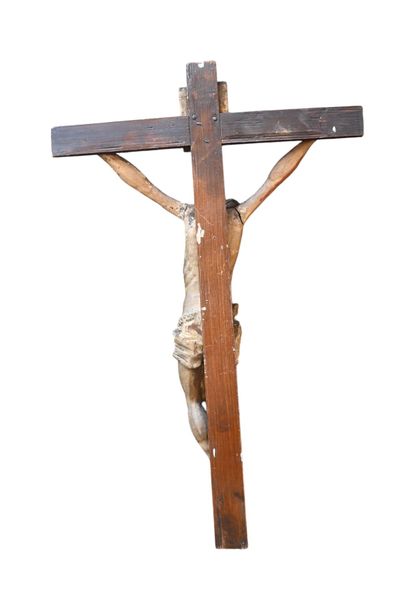 Crucifix en bois sculpté et polychromé, XVIIIe...