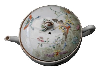 Théière en porcelaine de Chine famille rose,...