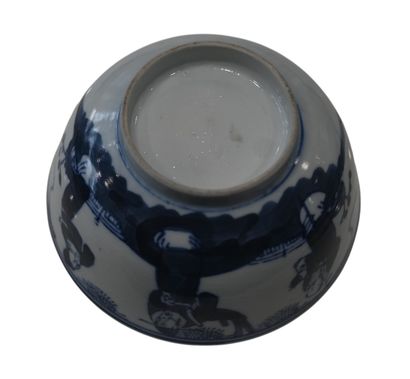 Coupe en porcelaine bleu et blanc, période...