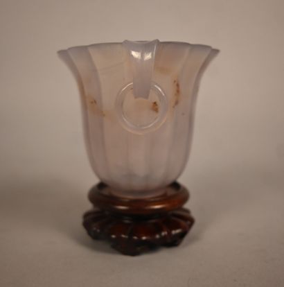 Coupe en agate sculptée à anses annulaires,...
