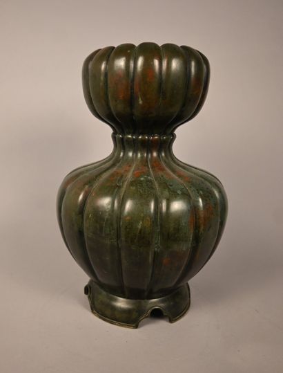 Vase balustre cannelé en bronze patiné, Japon,...