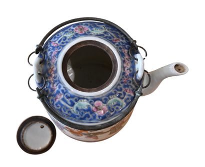 Théière en porcelaine de Chine, famille rose...