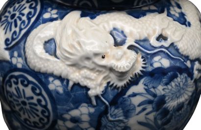 Grande vase chinoise en porcelaine bleu et...