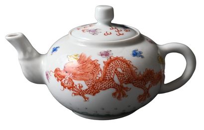 Théière en porcelaine famille rose au dragon,...
