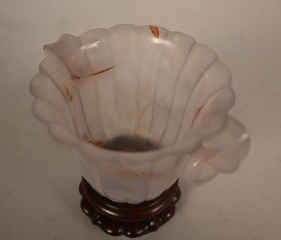 Coupe en agate sculptée à anses annulaires,...