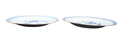Paire d’assiettes en porcelaine bleu et blanc,...