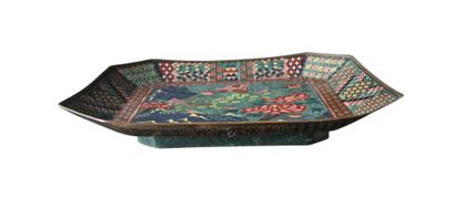 Grand plateau octogonal en émail cloisonné,...