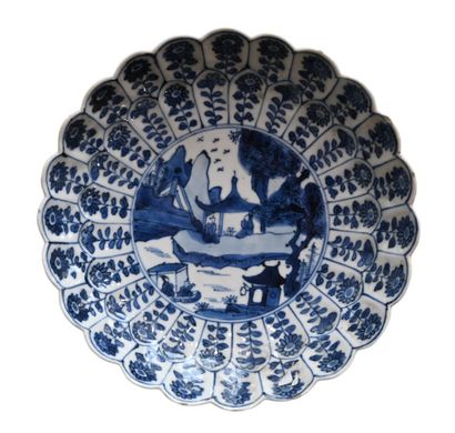 Paire de plats en porcelaine bleue et blanche,...