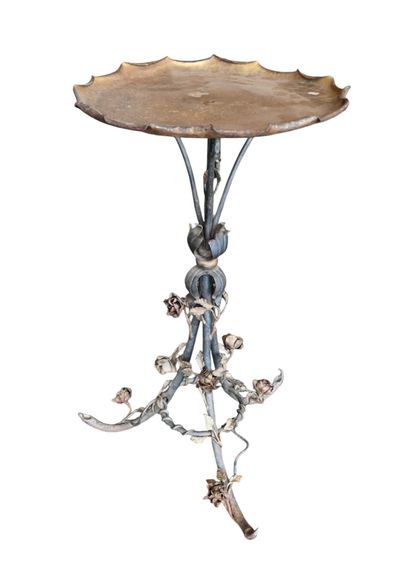 Table d’appoint en fer forgé à motif floral,...