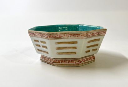Bol octogonal en porcelaine chinoise à décor...