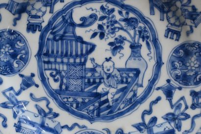 Assiette en porcelaine bleu et blanc, dynastie...