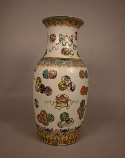 Vase balustre en porcelaine de Canton à décor...