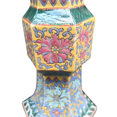 Vase en porcelaine de Chine, forme gu – décor...