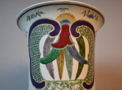 Grand vase balustre en porcelaine famille...