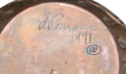Vase en cuivre martelé signé J. Pearson,...