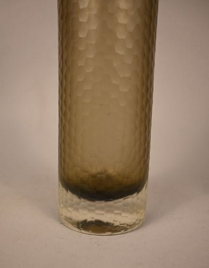 Vase en verre soufflé à décor facetté, dans...