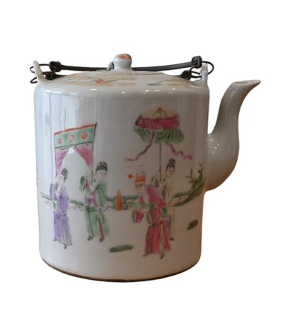 Théière en porcelaine chinoise famille rose...