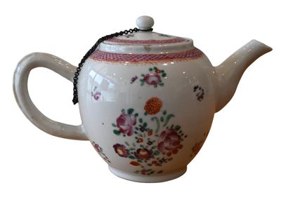 Théière en porcelaine de Chine, décor famille...