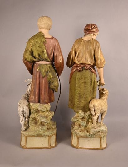 Paire de figures de bergers en porcelaine...