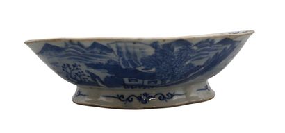 Plat ovale en porcelaine bleue et blanche,...