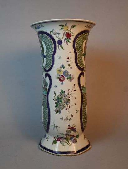 Grand vase balustre en porcelaine famille...