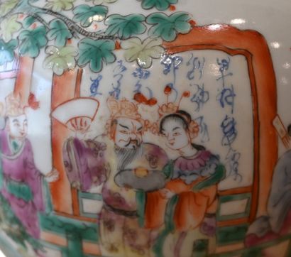 Théière en porcelaine de Chine, famille rose...