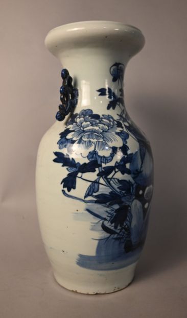 Vase chinois en porcelaine bleu et blanc,...