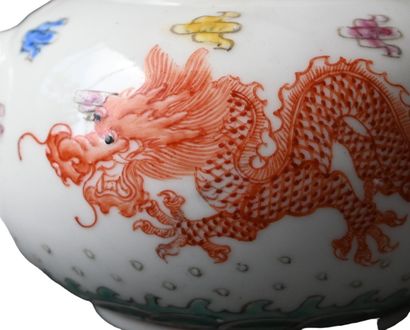 Théière en porcelaine famille rose au dragon,...