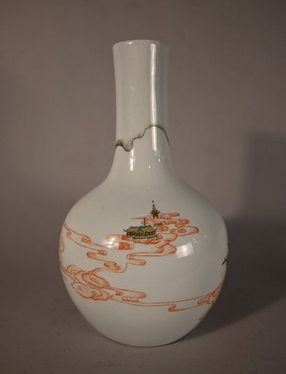 Vase en porcelaine famille rose, Chine, XXᵉ...