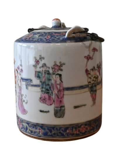 Théière en porcelaine de Chine, famille rose...