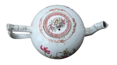 Théière en porcelaine de Chine famille rose,...